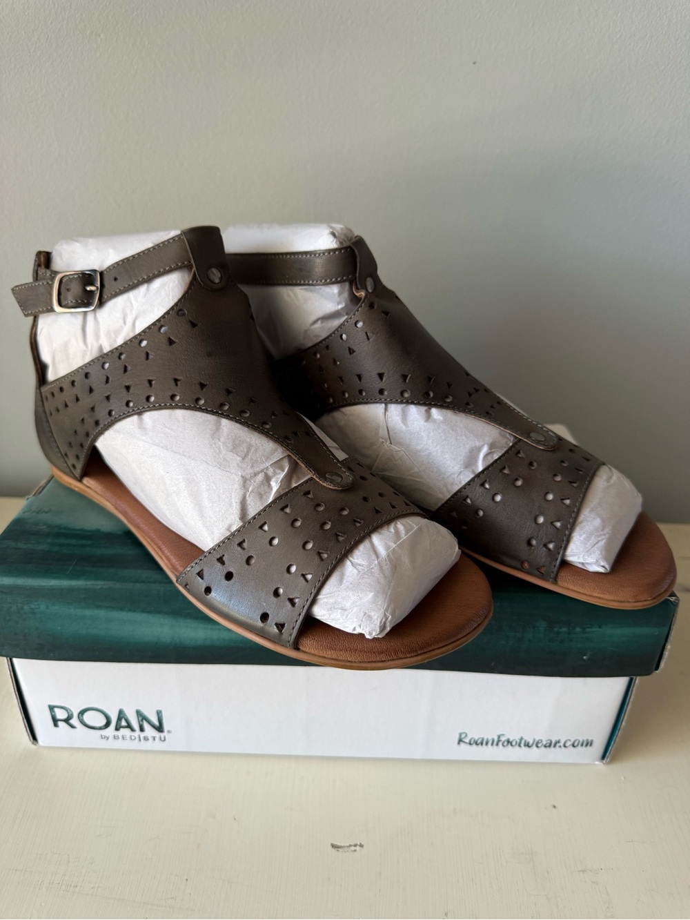 Roan by Bed Stu Kit Cutout Sandals • NWT • Women’s 8